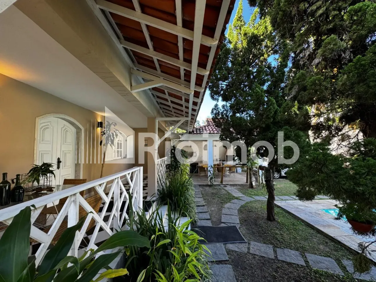 Furnished house with 4 bedrooms and an open-plan kitchen — photo 15