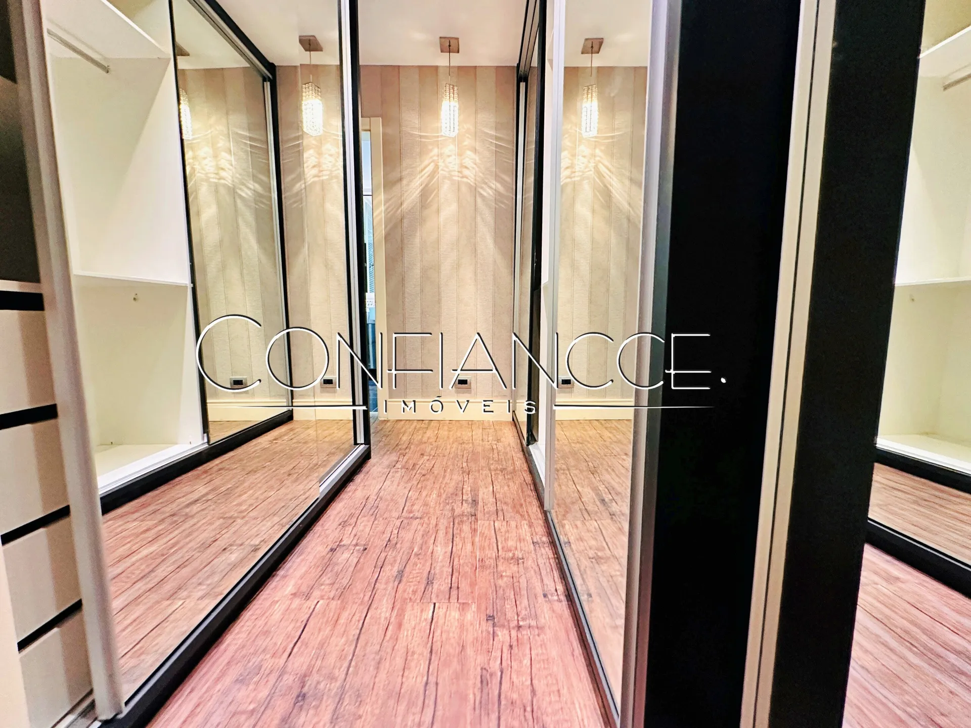 Glass-enclosed balcony in a 3-bedroom apartment, 134 m² — photo 19