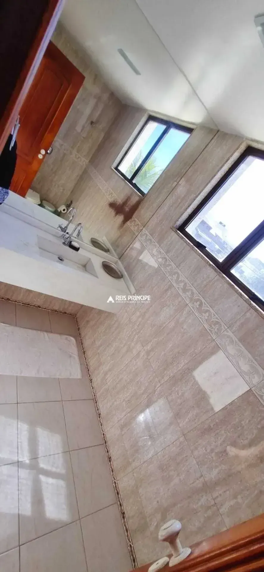 Furnished apartment with 3 bedrooms and 5 bathrooms — photo 27