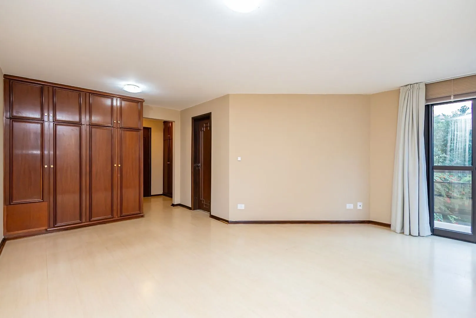 Rental house with 4 bedrooms and 5 bathrooms across 550 m² — photo 42