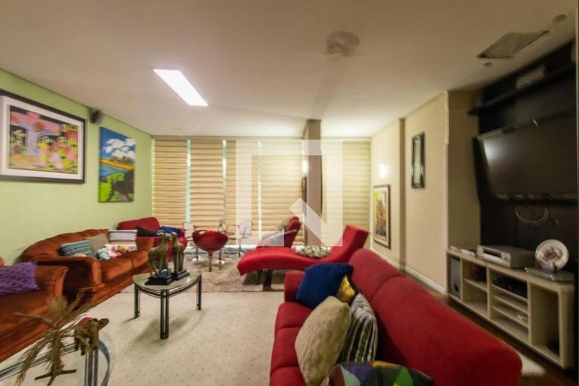6-bedroom house with private garden and balcony