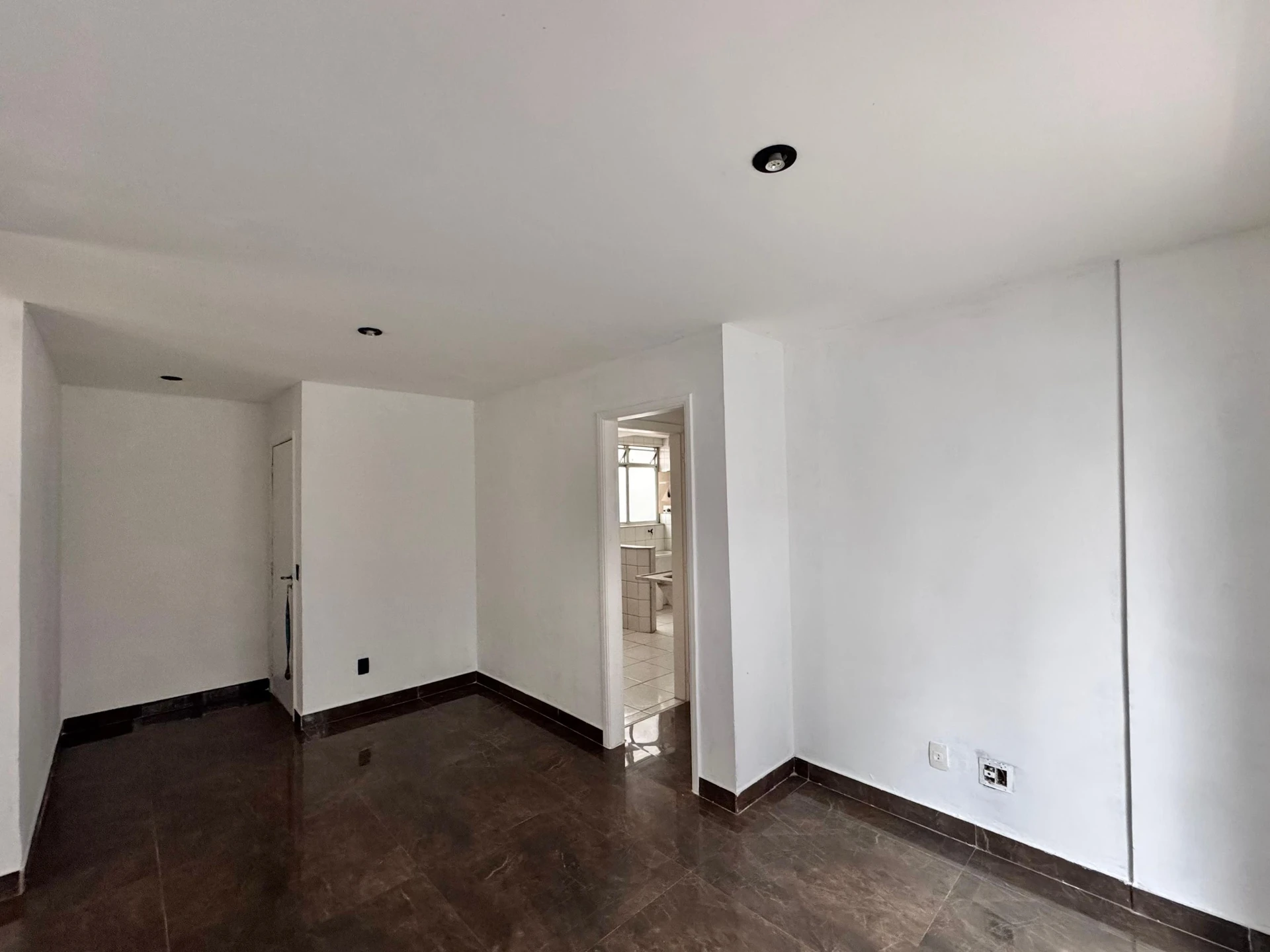 3-bedroom apartment with a balcony and laundry area — photo 11