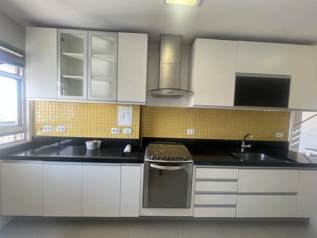 200 m² duplex apartment with 3 bedrooms and 6 bathrooms — photo 4