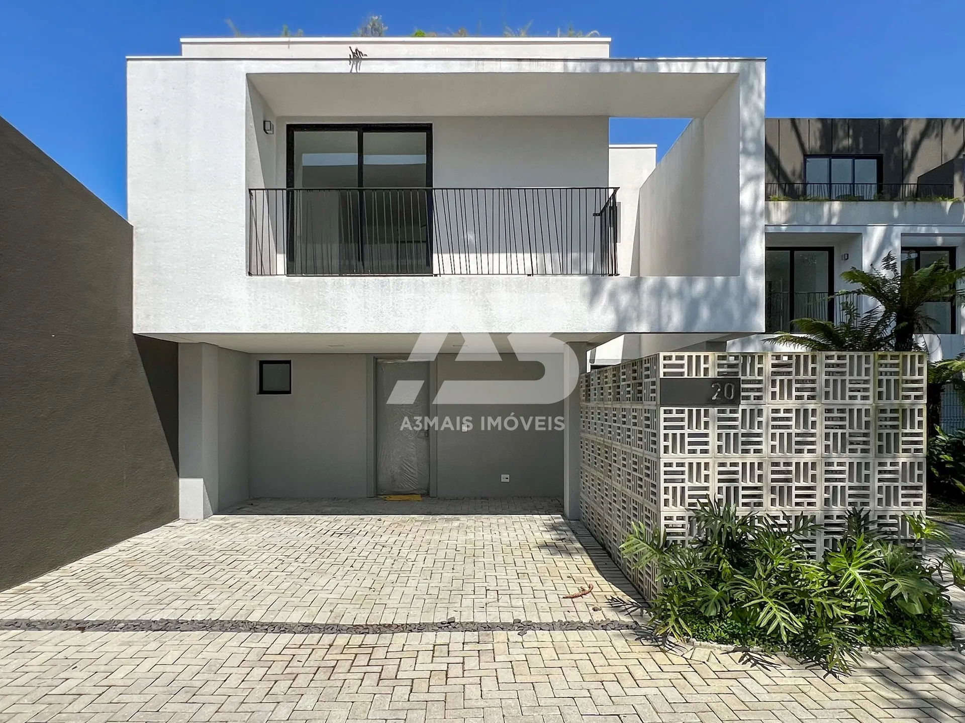 3-bedroom house with floor-to-ceiling windows in Curitiba