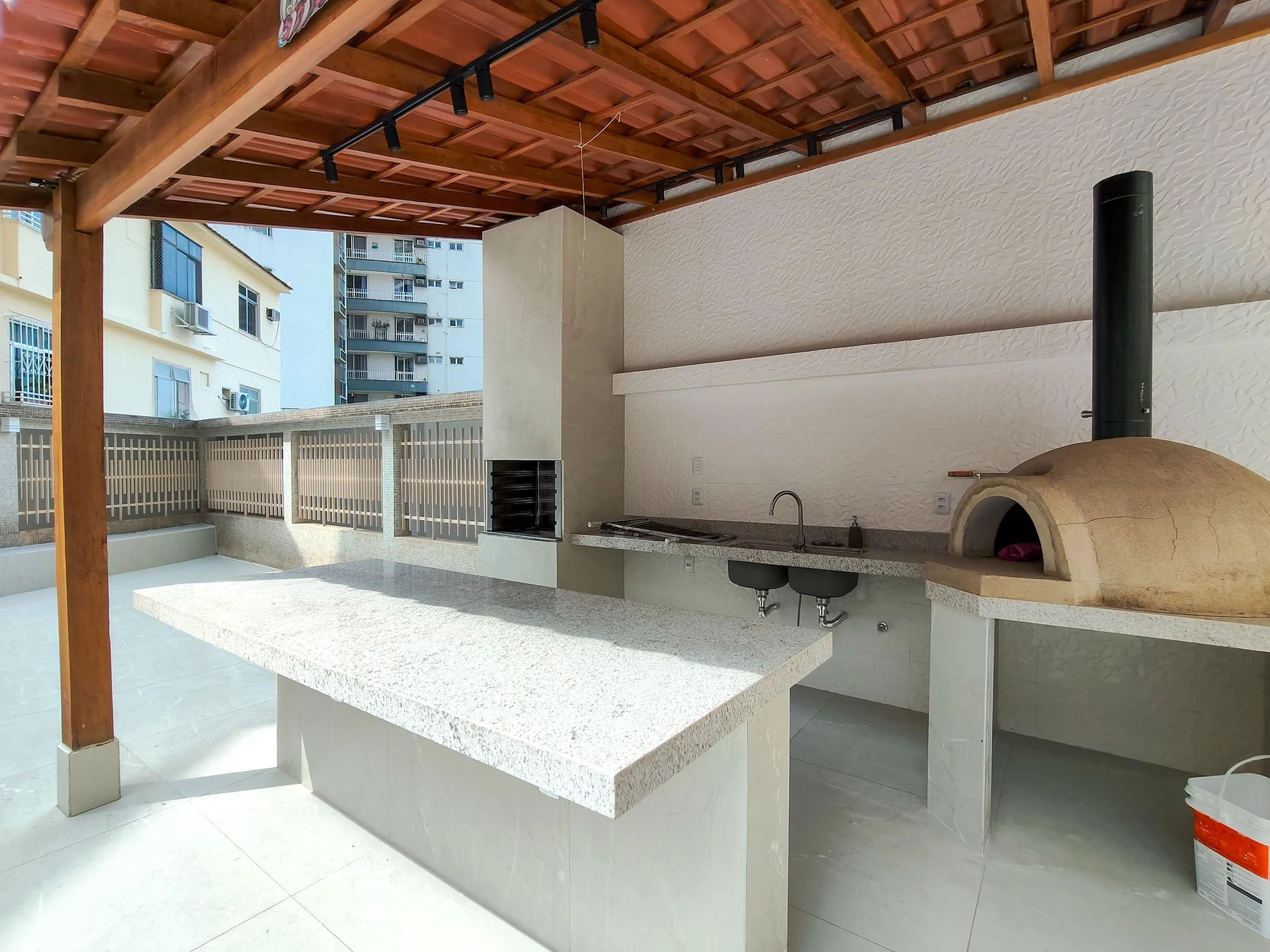 Balcony with a grill in a 3-bedroom apartment, 135 m² — photo 21