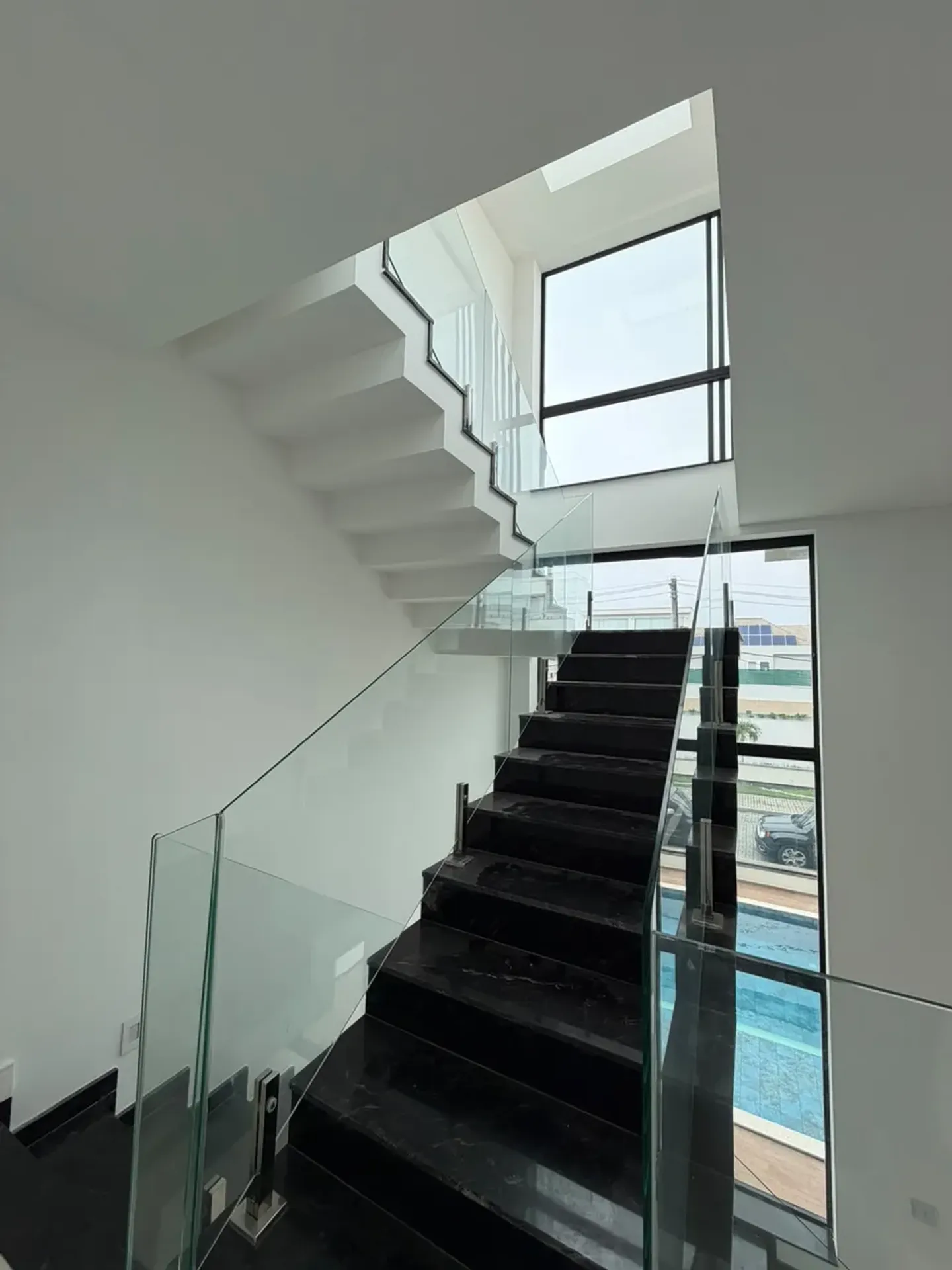 House, 370 m², with floor-to-ceiling windows — photo 33
