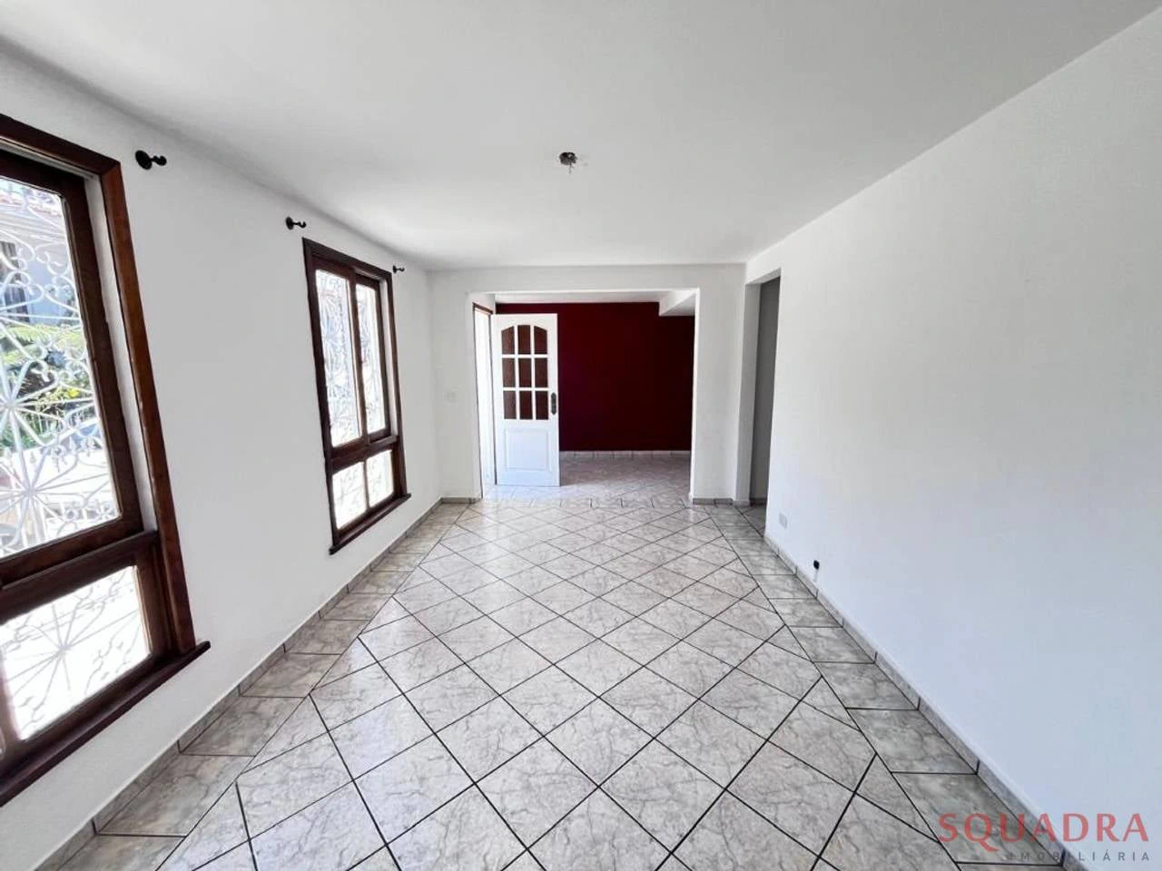 3-bedroom house with a bathtub in Curitiba