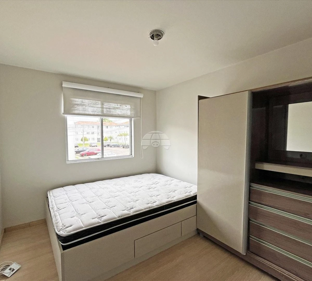 3-bedroom apartment with wood or laminate floors — photo 3