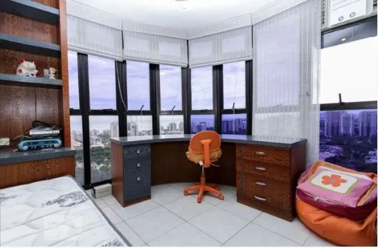 Unfurnished apartment with an enclosed glass balcony — photo 5