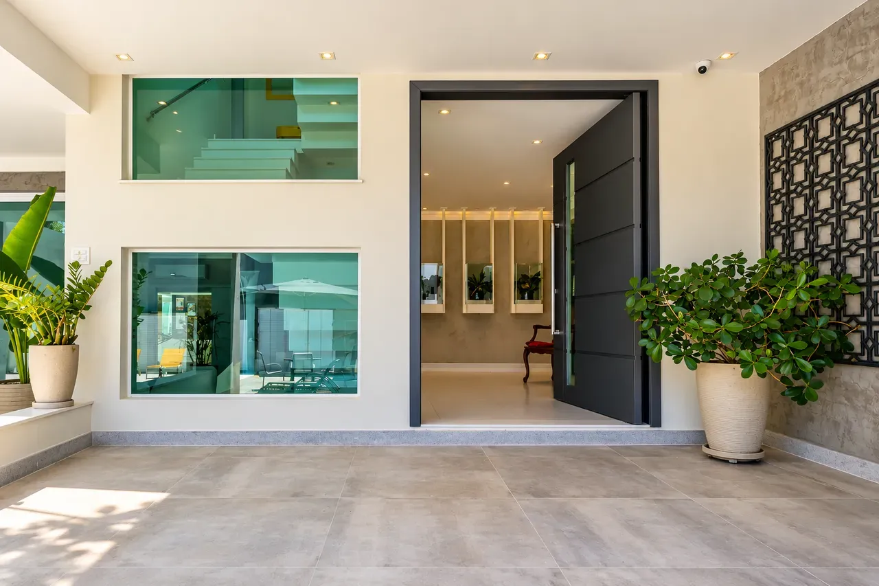 Furnished house, 1100 m², with a glass-enclosed balcony — photo 33