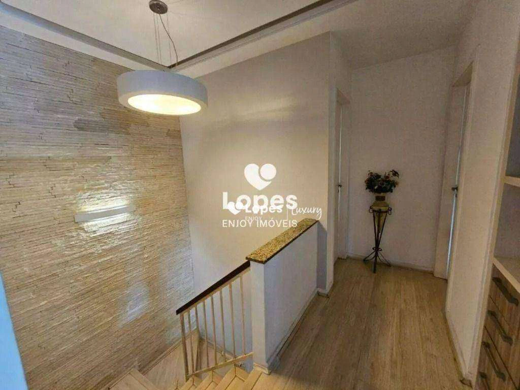 5-bedroom house with a glass-enclosed balcony — photo 26