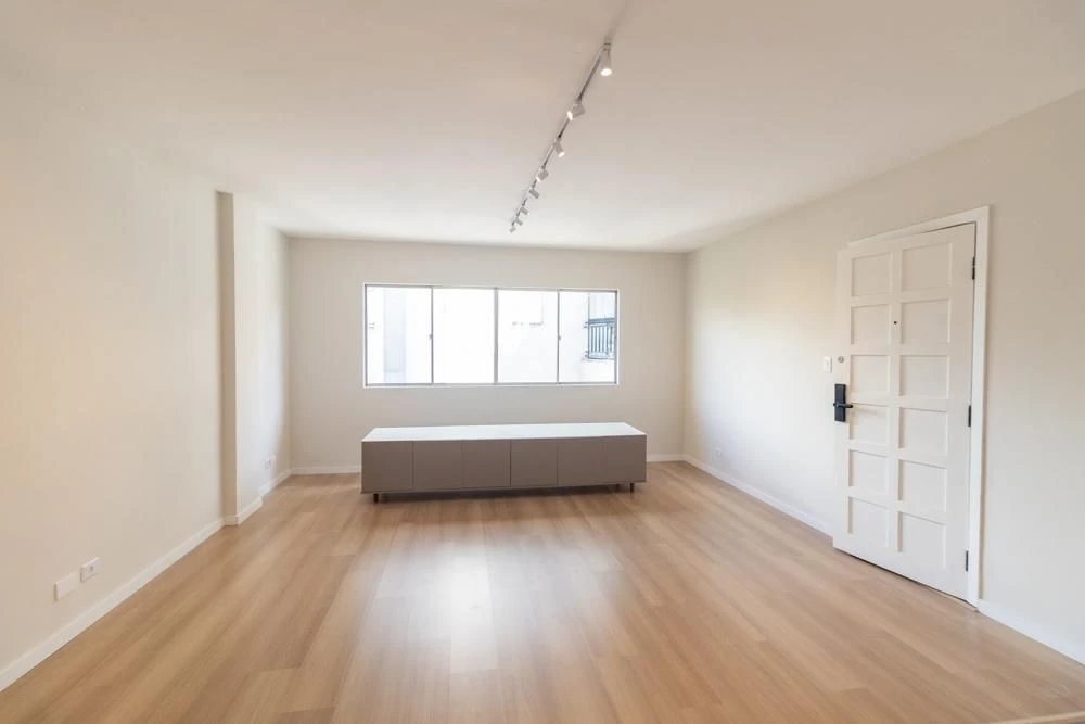 2-bedroom apartment with wood or laminate floors in Curitiba — photo 6