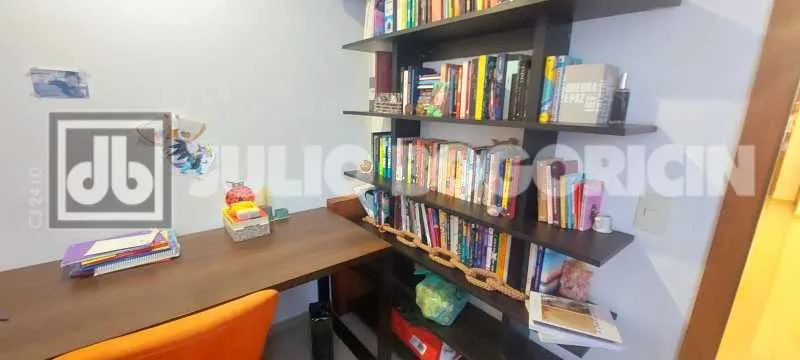 Walk-in closet in a 3-bedroom apartment, 165 m² — photo 2