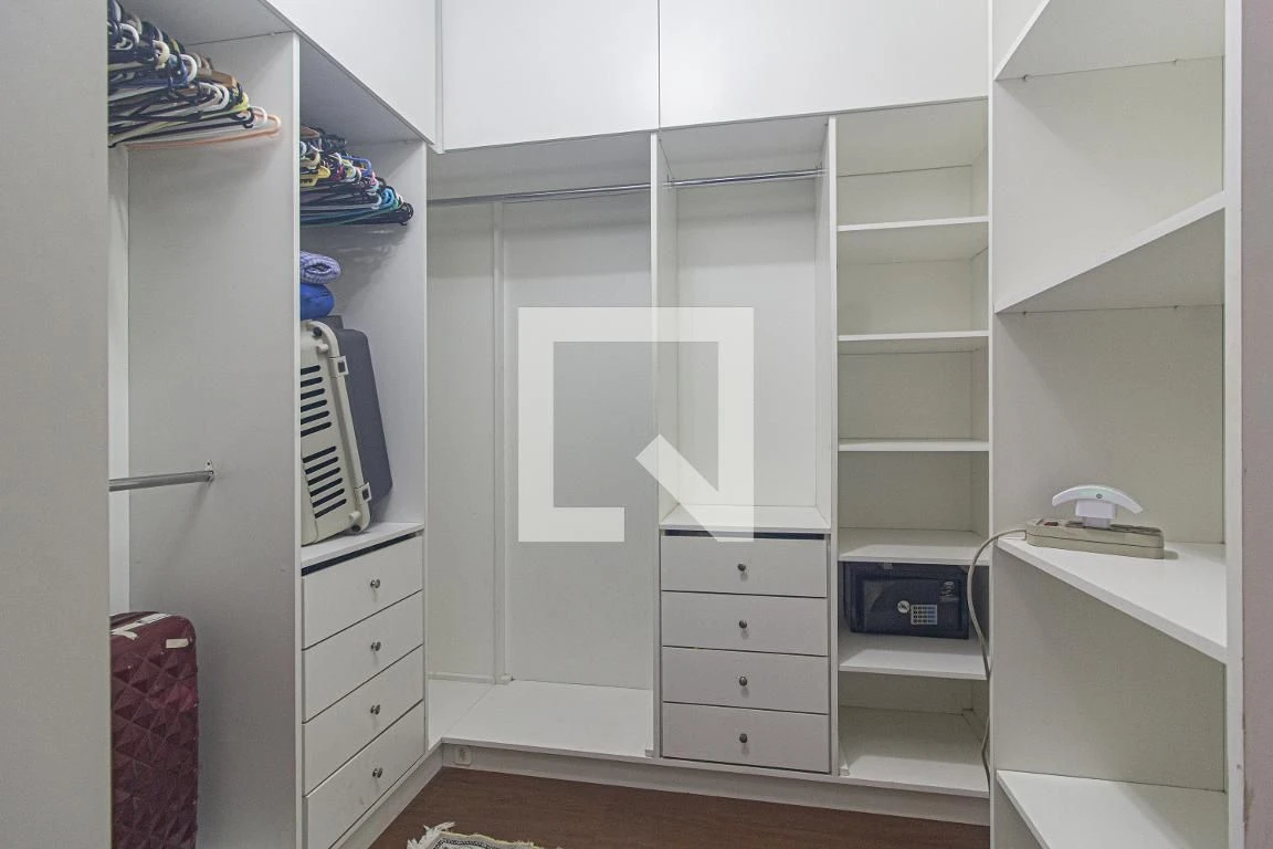 3-bedroom house with a walk-in closet in Curitiba — photo 28