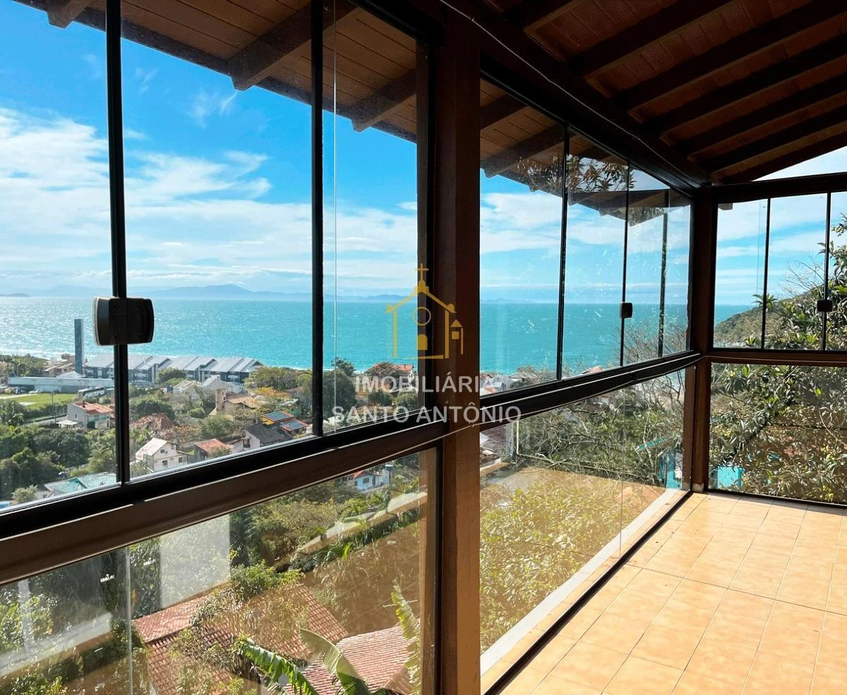3-bedroom house with a water view in Florianópolis