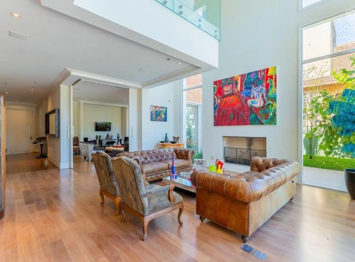 House with 5 bedrooms and 905 m² plus 6 parking spots — photo 2