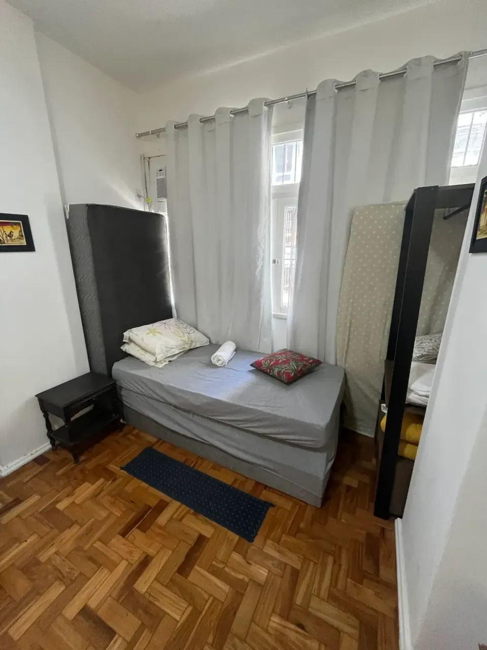 Furnished 1-bedroom apartment with a 1-bath glass shower — photo 6