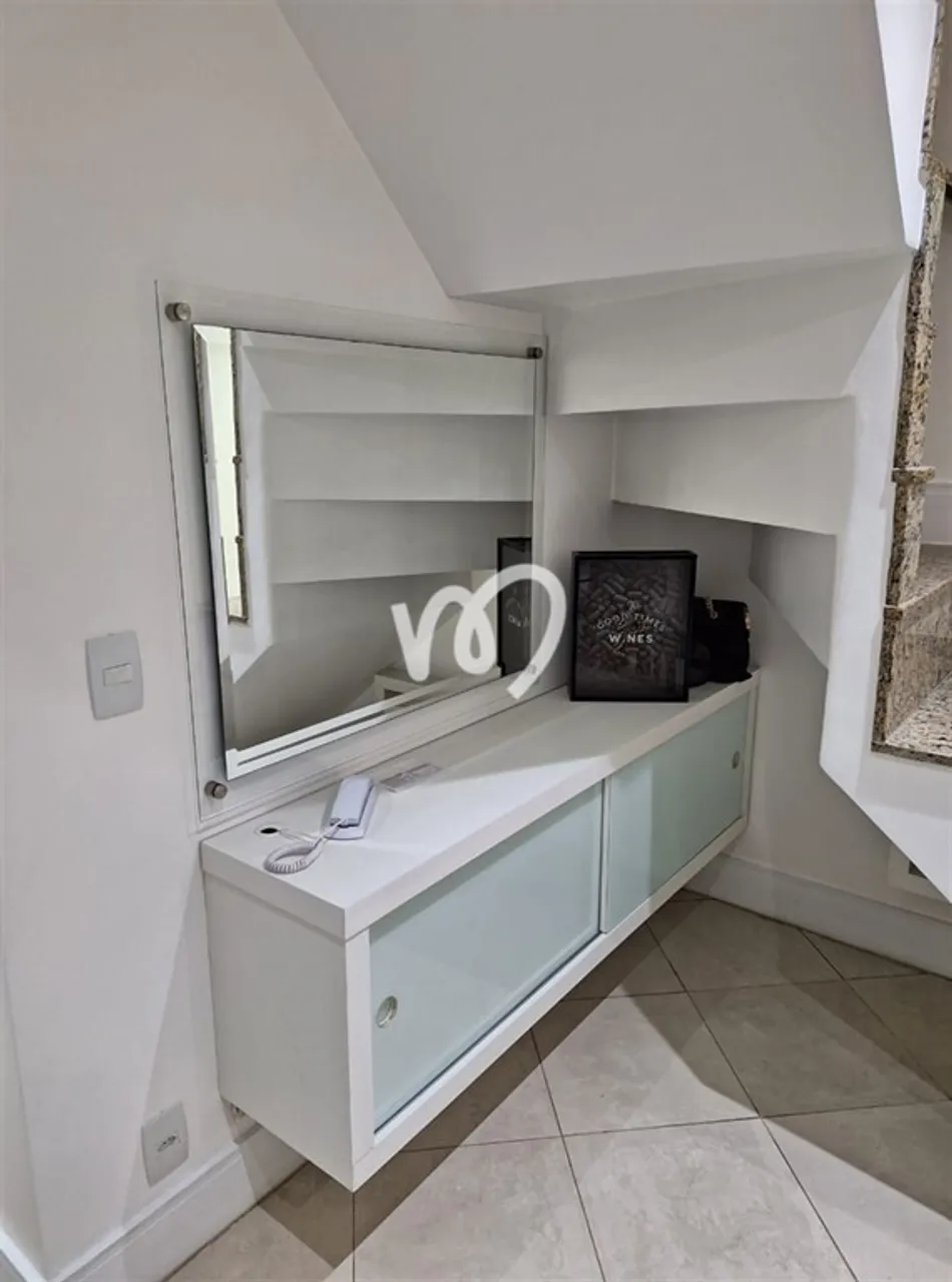 Reformed rooftop home with built-in wardrobes and 3 bedrooms — photo 19