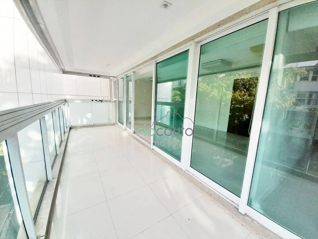 Apartamento de 4 dormitórios com 5 banheiros e área 198 m² — photo 7