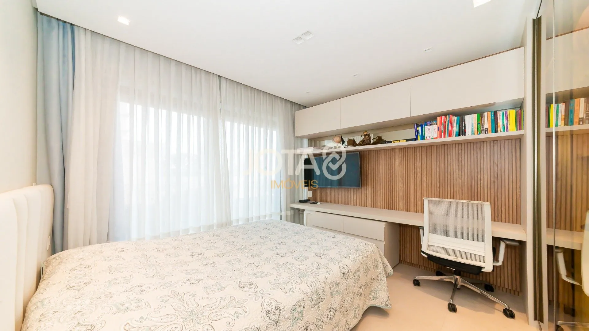 Unfurnished apartment with 3 en-suite bedrooms and balcony — photo 20