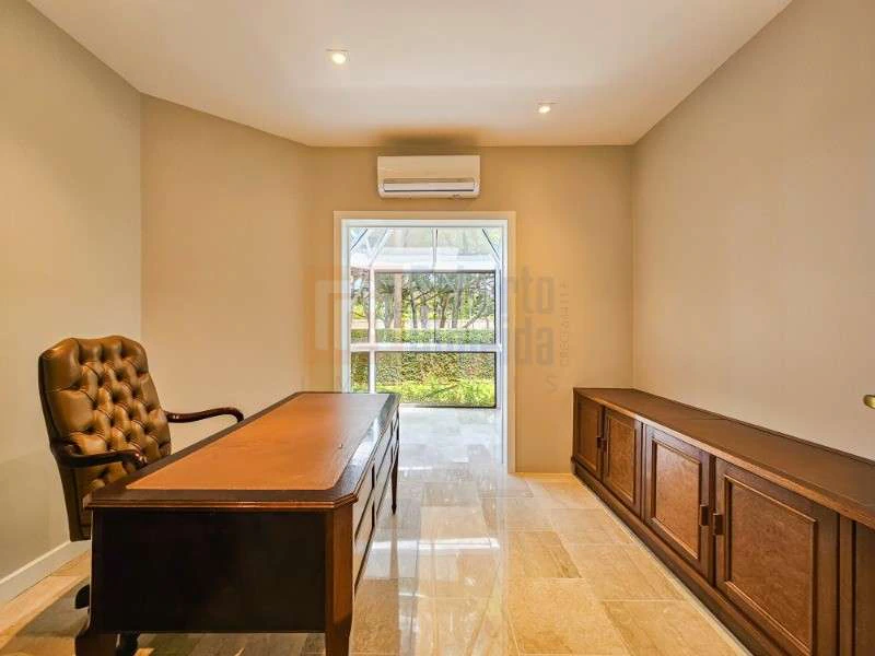 832 m² house with 6 bedrooms and an open-plan kitchen — photo 28