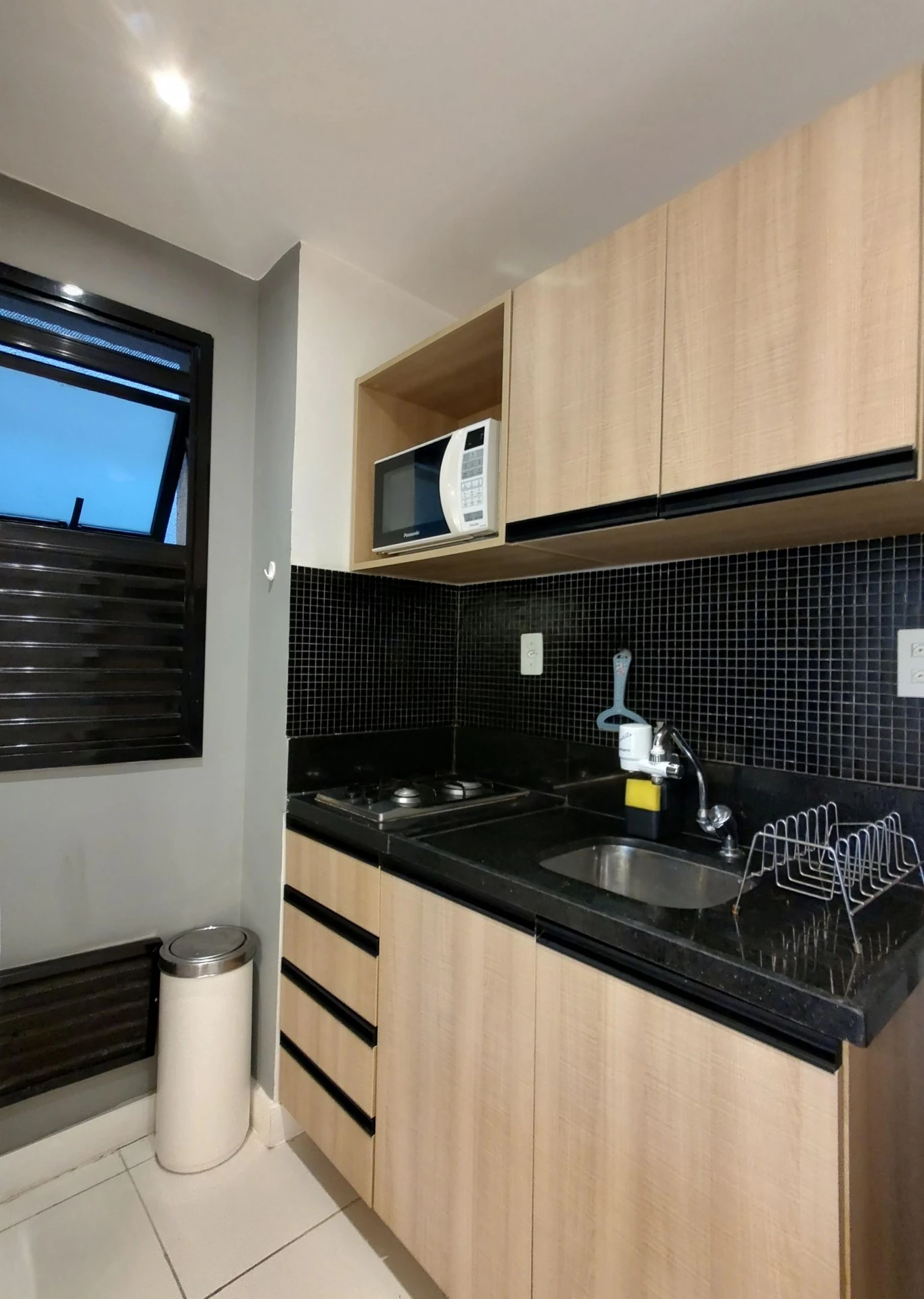 Furnished 1-bedroom apartment with an open-plan kitchen — photo 24