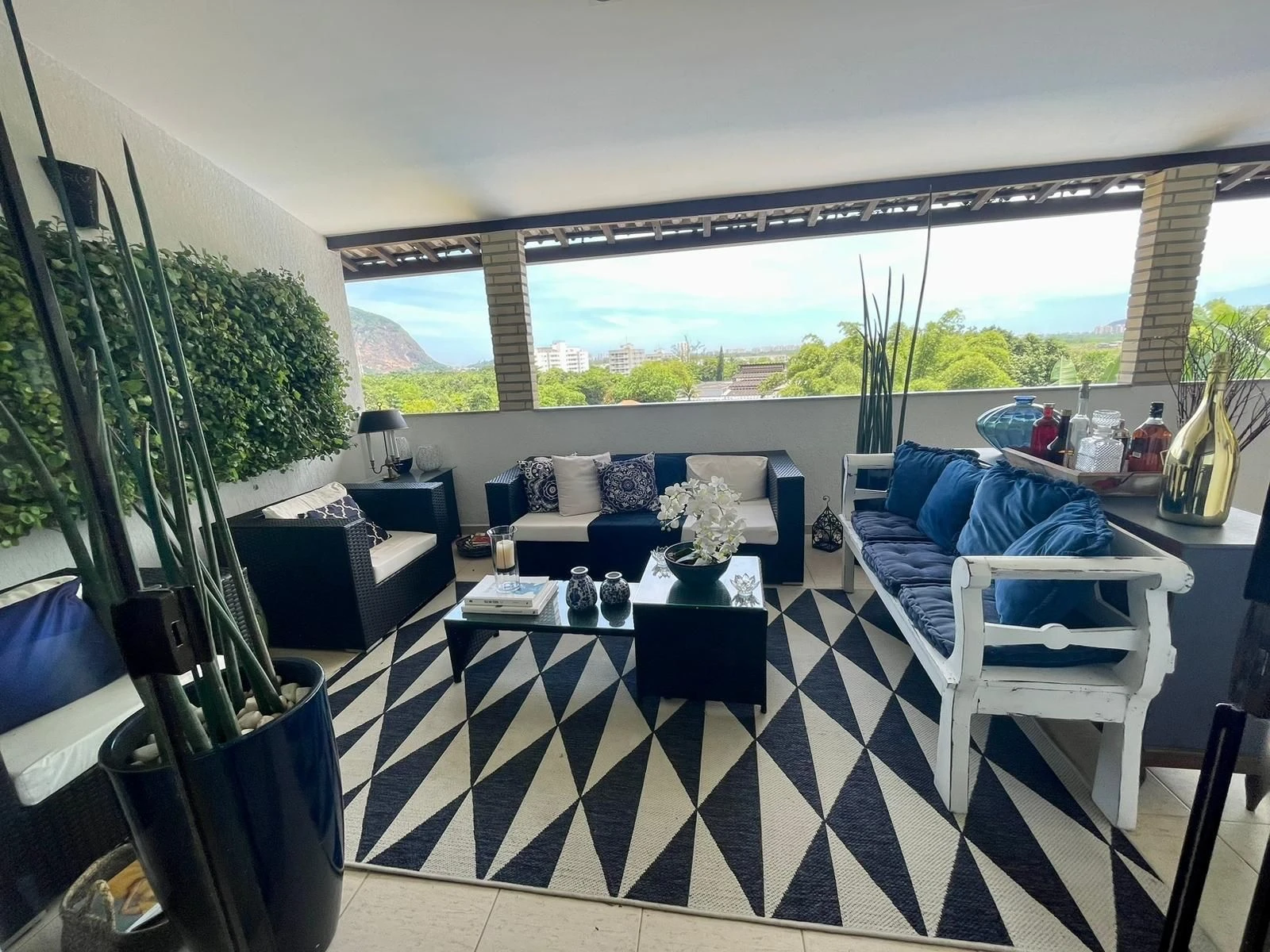 4-bedroom apartment with a grill on the balcony — photo 59