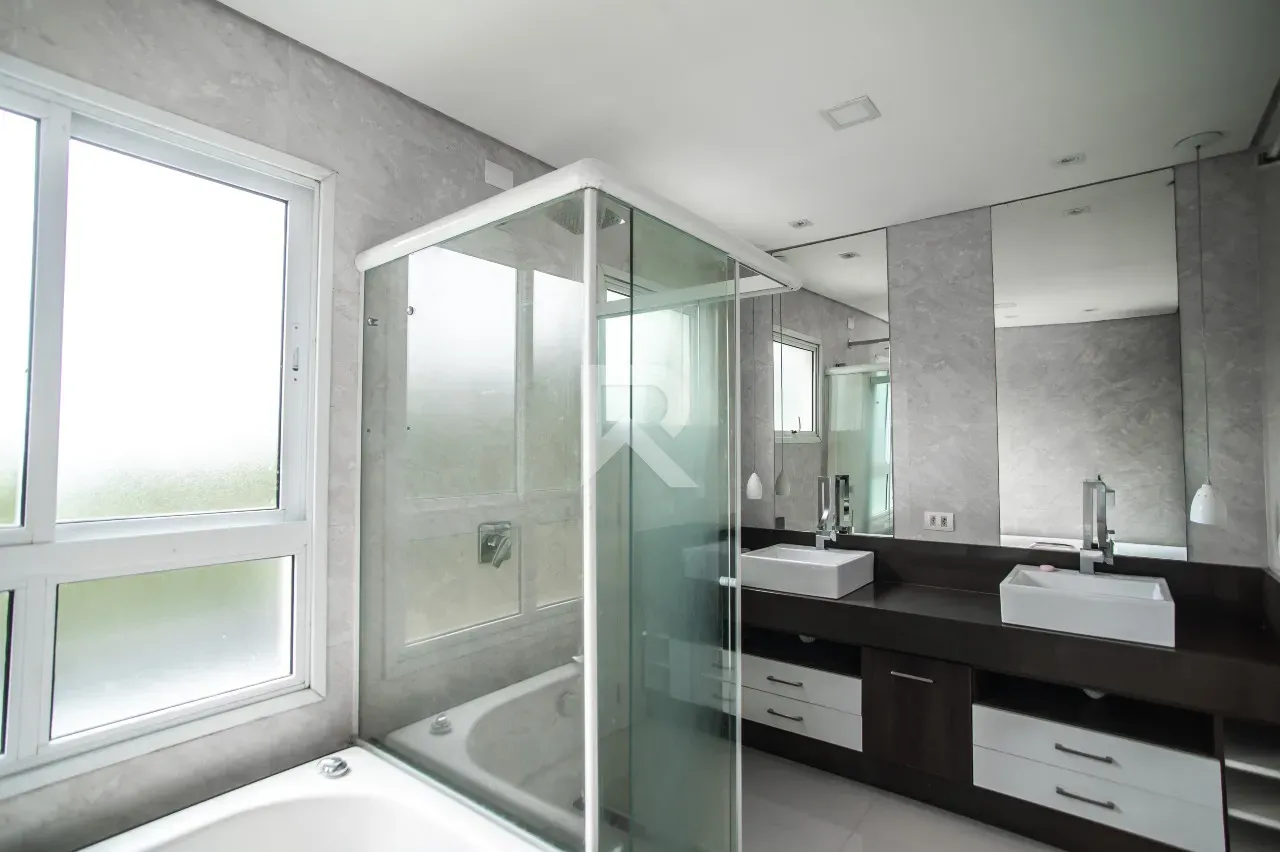 Furnished house with 4 bedrooms and 302 m² and a garden — photo 22