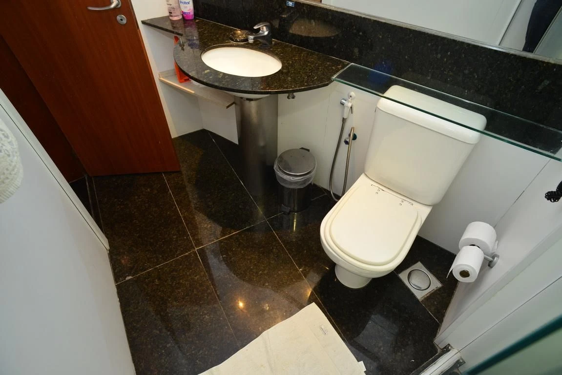 Furnished 1-bedroom apartment with enclosed balcony — photo 21