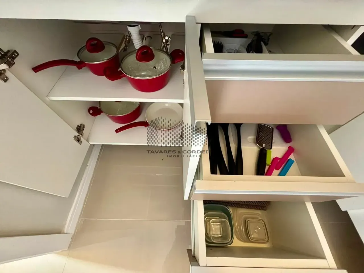 Furnished studio with separate kitchen and desk corner — photo 10