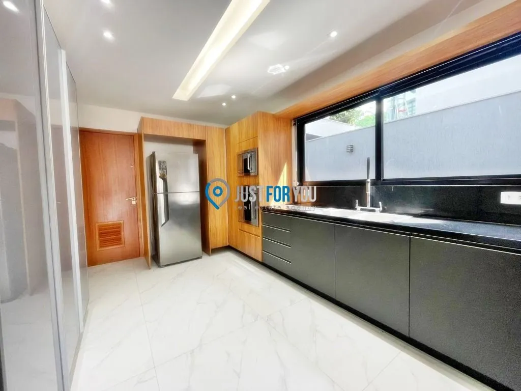 Furnished house with 4 en-suites and 330 m² plus 2 parking — photo 22