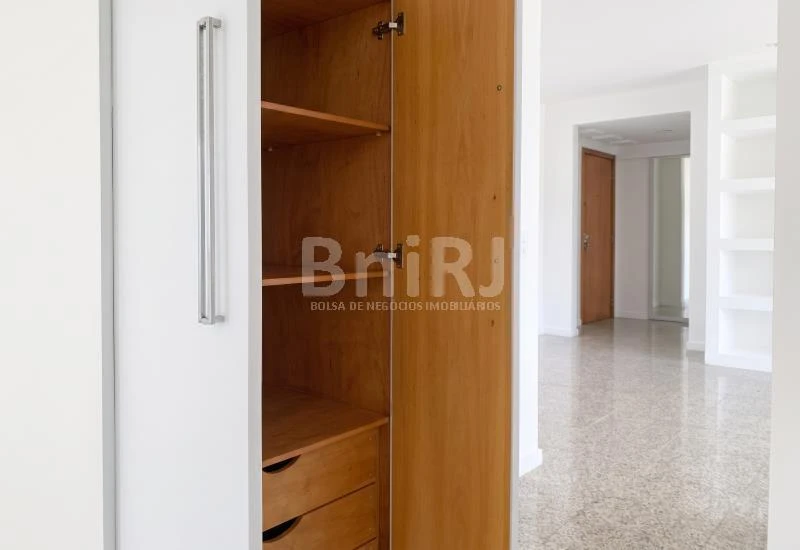 3-bedroom apartment in a building with a pool — photo 10