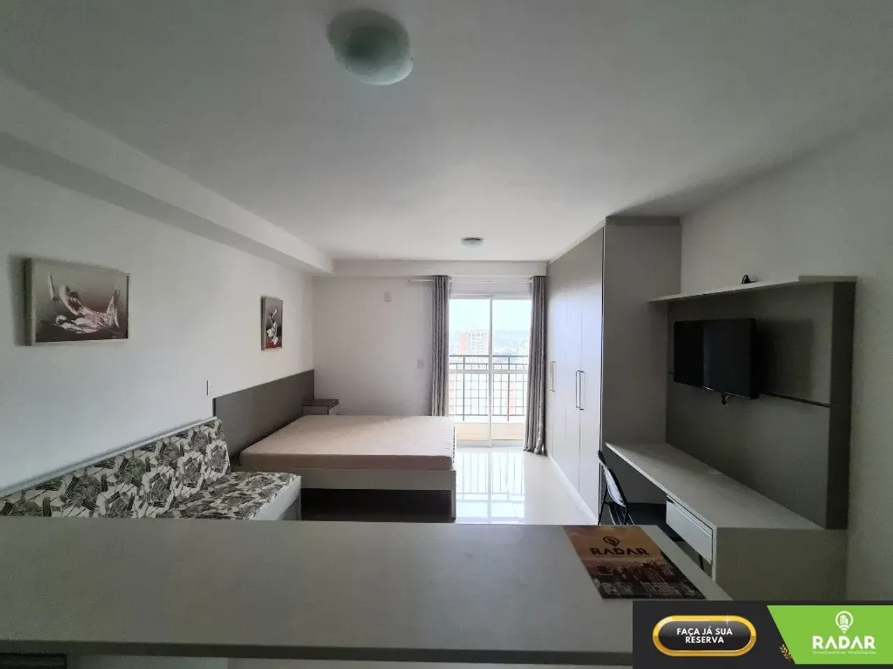 Furnished 1-bedroom apartment with open-plan kitchen — photo 2