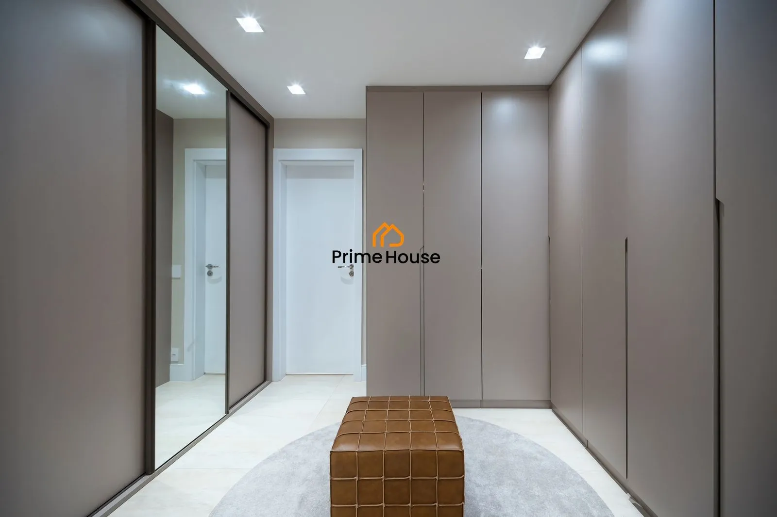 Furnished 4-bedroom apartment with 266 m² — photo 23