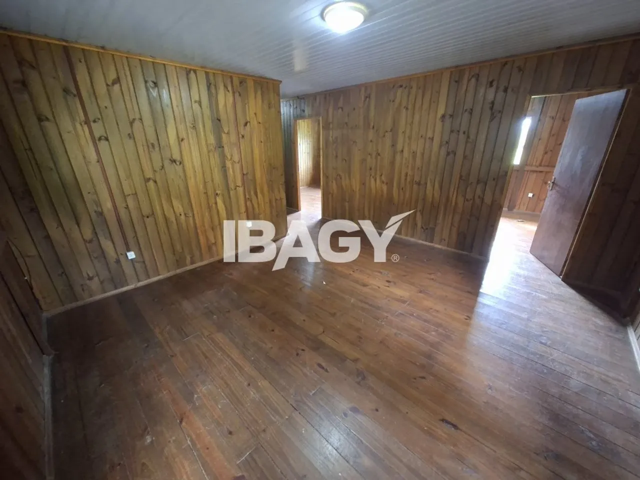 Casa com 5 quartos, 1 banheiro e 2 vagas, com varanda