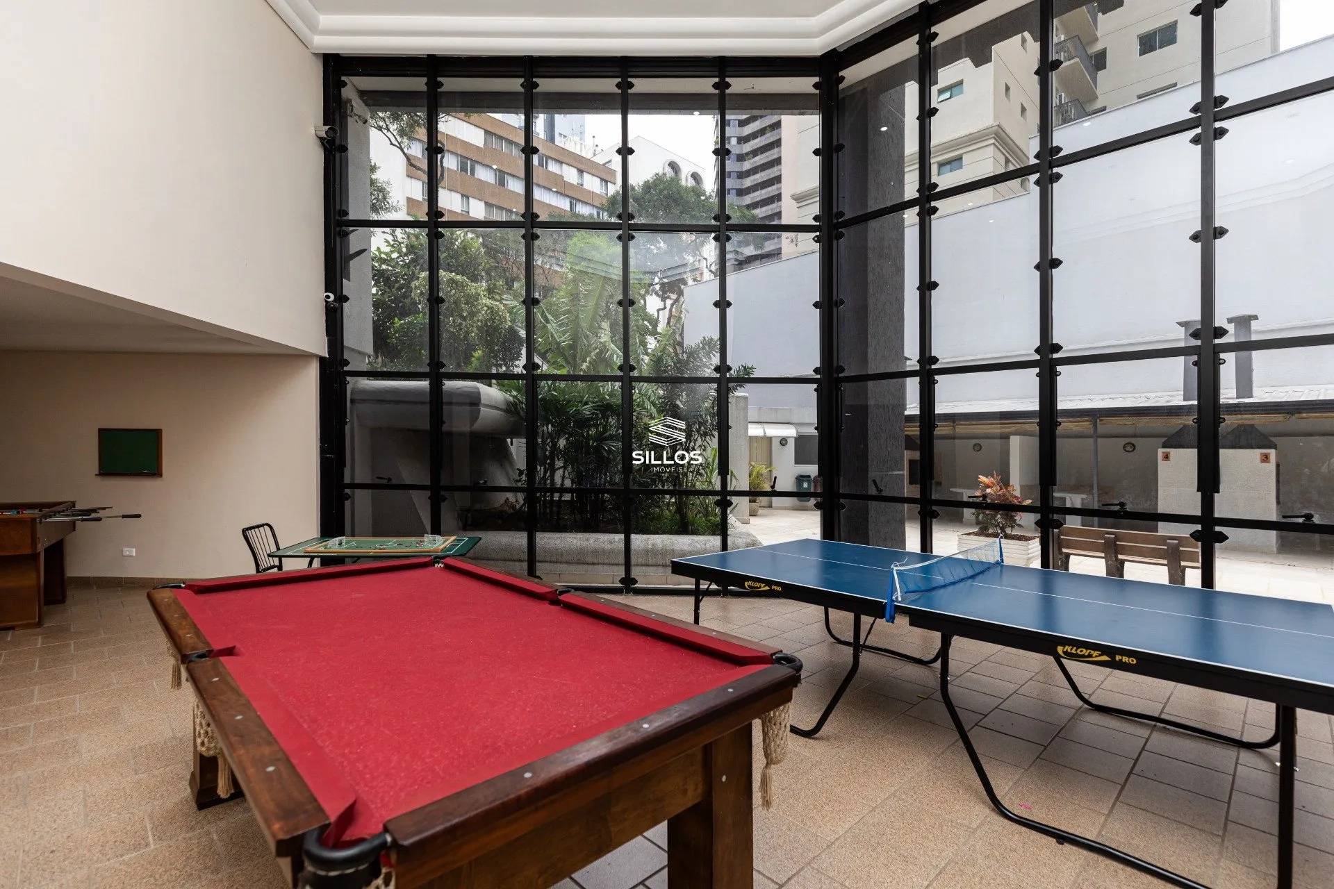 121 m² apartment with a glass-enclosed balcony and a bathtub — photo 14