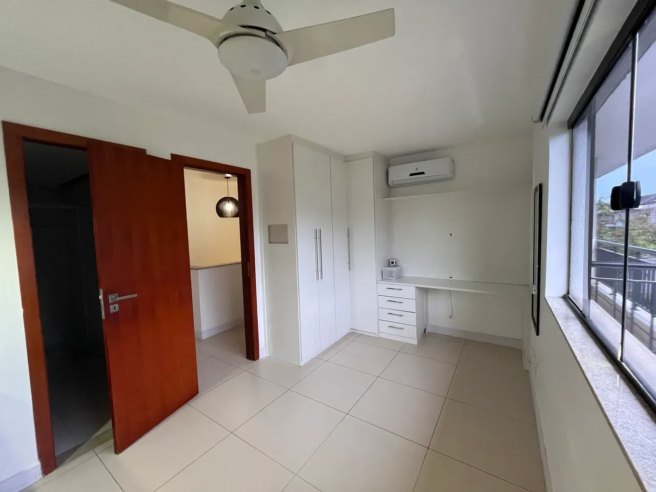 180 m² house with a walk-in closet and a mountain view — photo 30