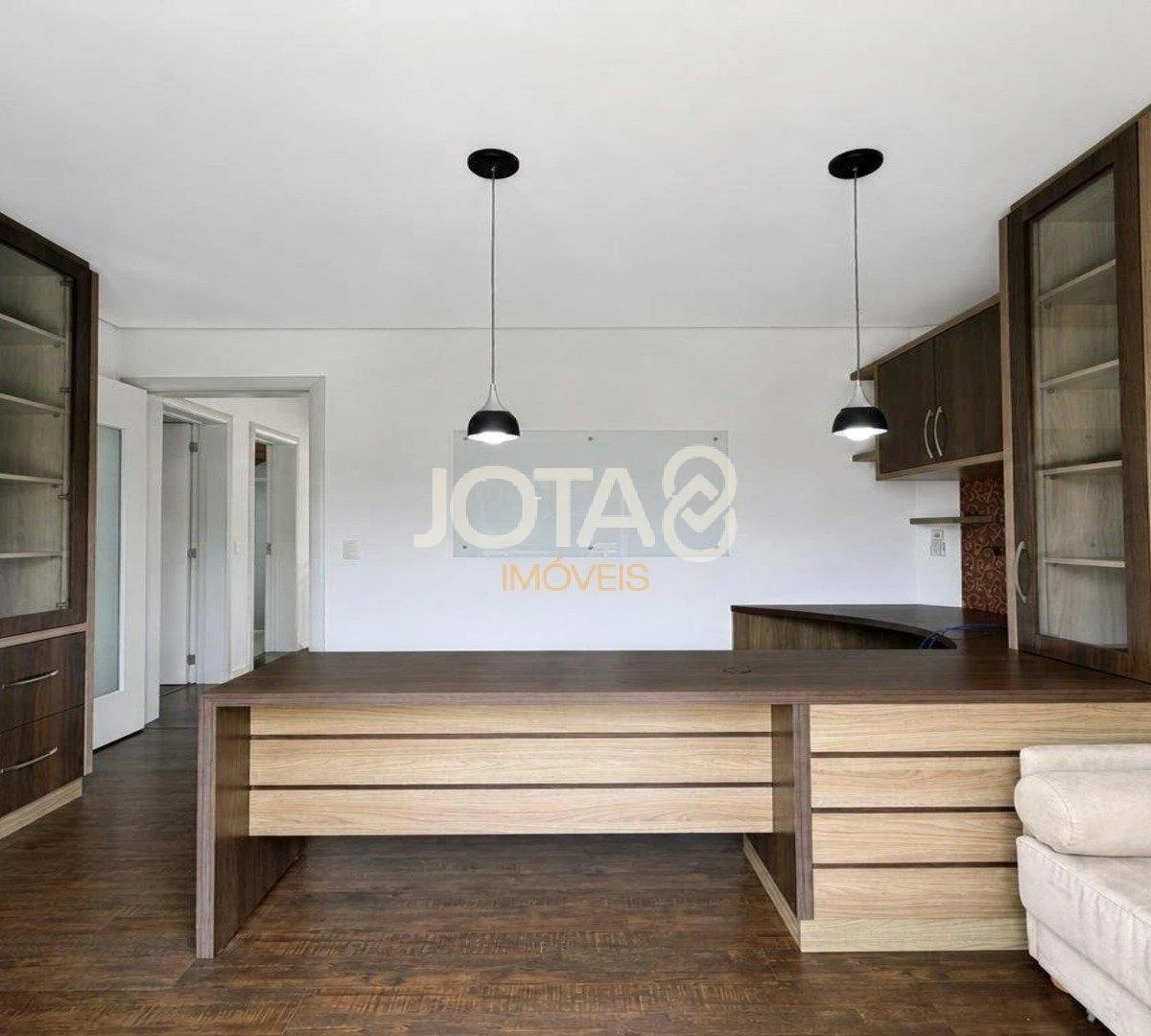4-bedroom house with a glass-enclosed balcony in Curitiba — photo 43