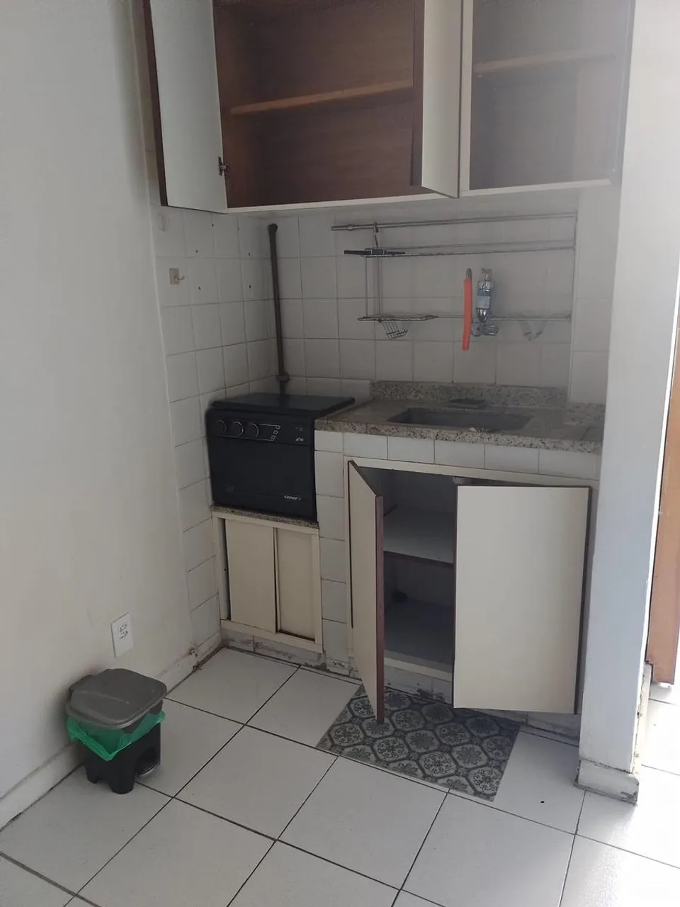 Studio with kitchenette and glass shower enclosure — photo 4