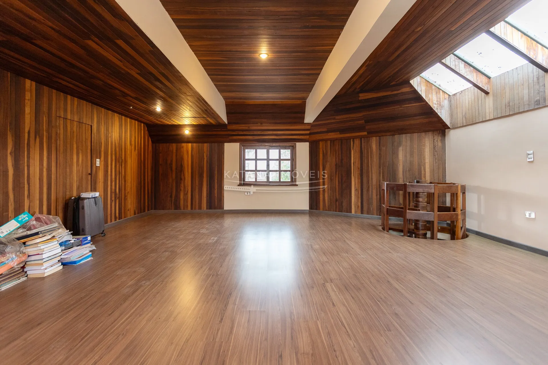 House with a closed kitchen and gas stove, 4 bedrooms — photo 28