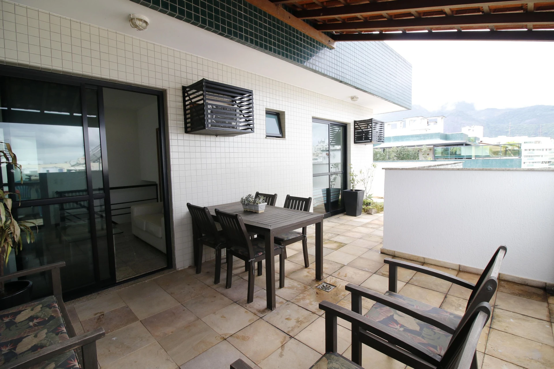 Balcony with a grill in a 4-bedroom apartment, 172 m² — photo 54
