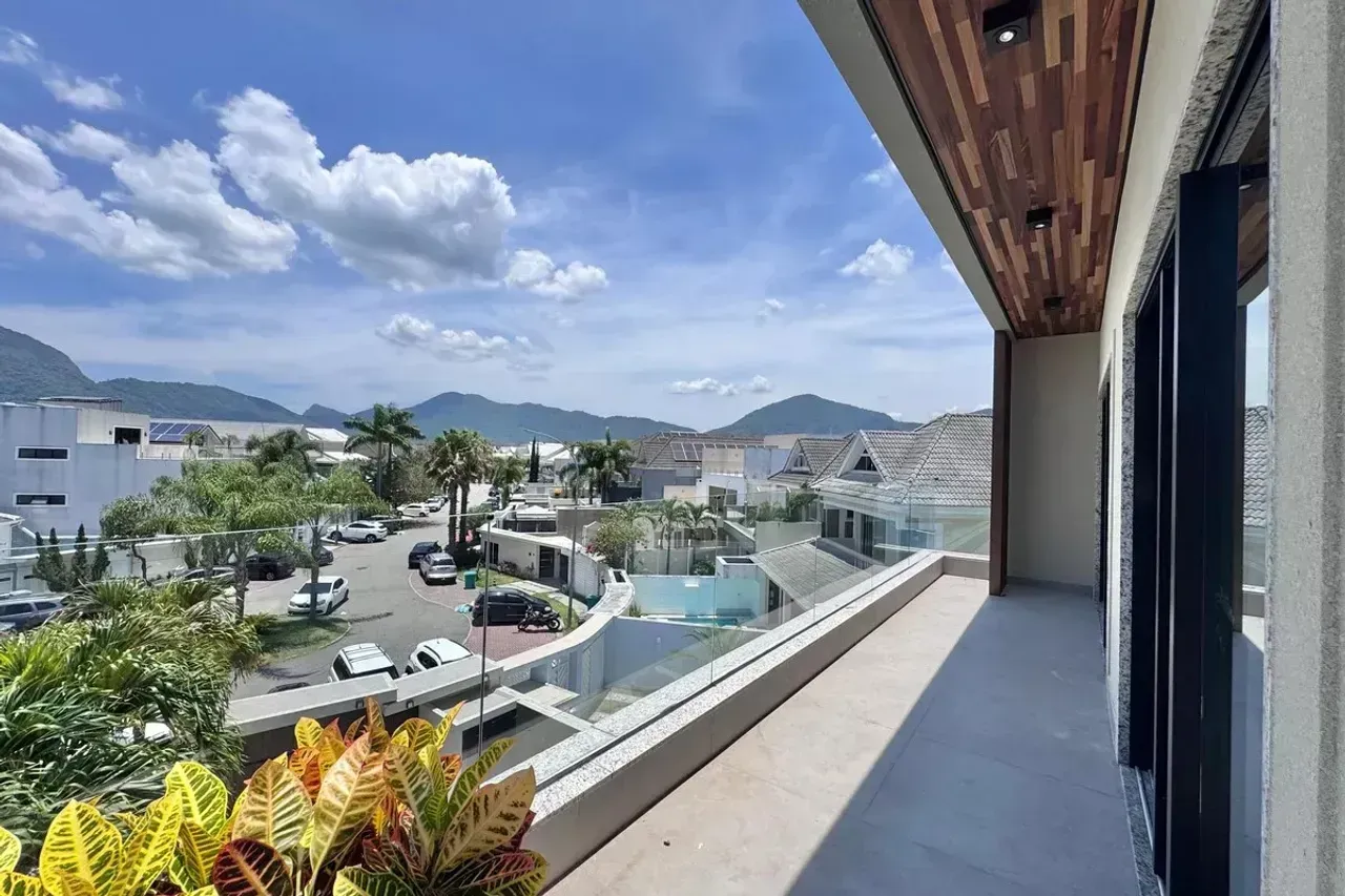 Casa de 4 dormitorios con ventanales de piso a techo — photo 15
