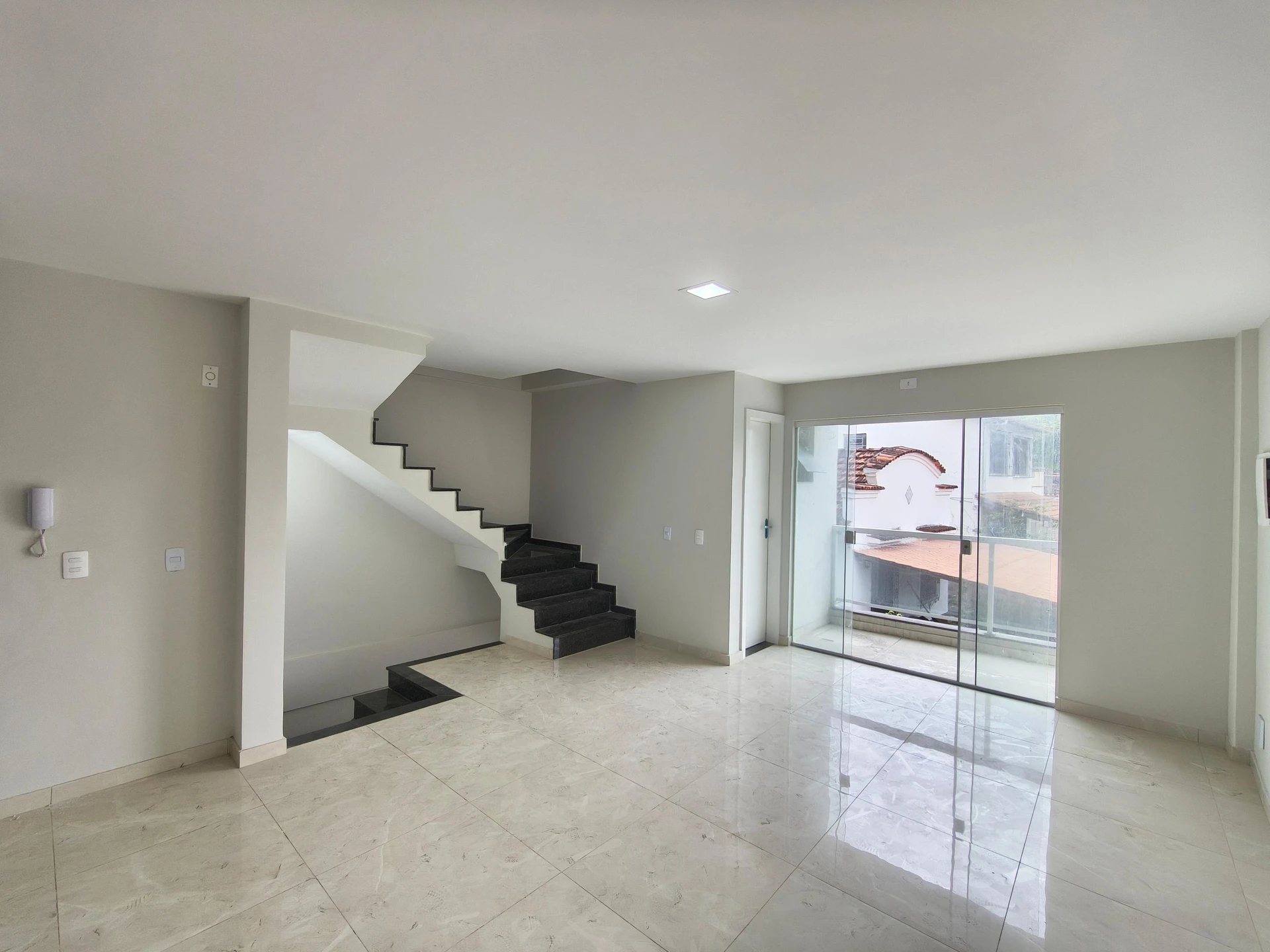 House, 110 m², with floor-to-ceiling windows — photo 3