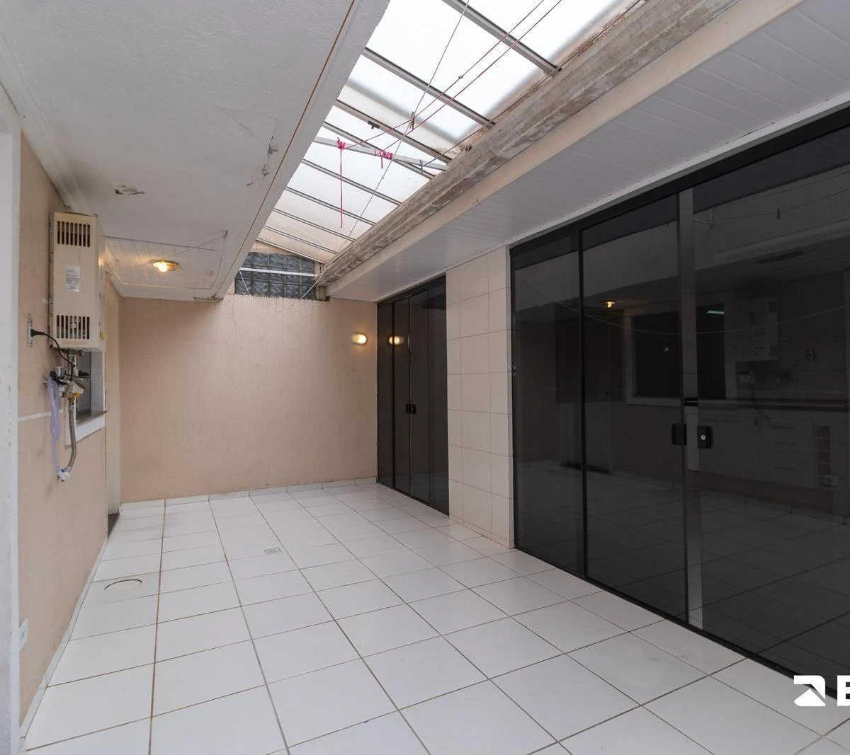 Balcony with a grill in a 3-bedroom house, 118 m² — photo 18
