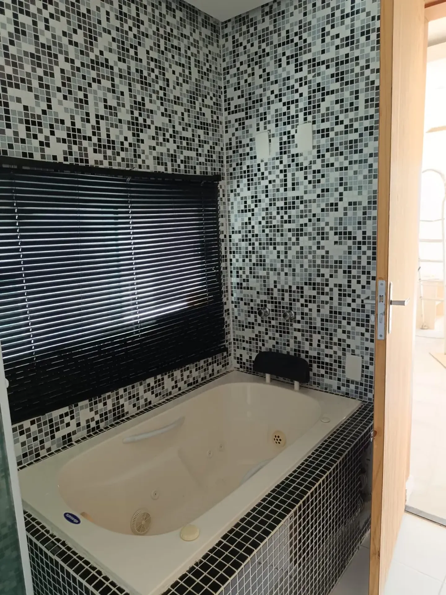 House with 4 bedrooms and 5 bathrooms — photo 20