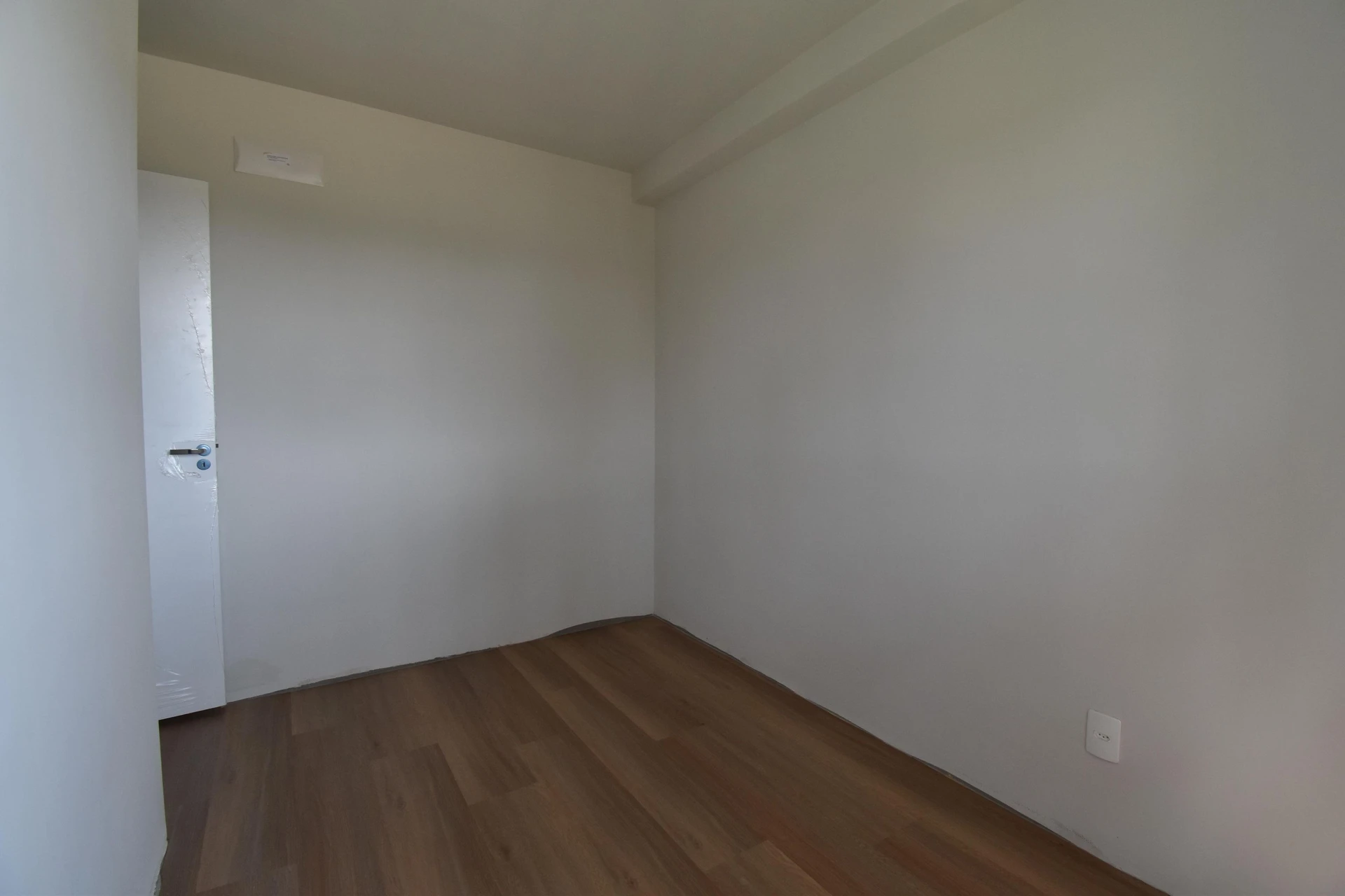 Balcony with a grill in a 3-bedroom apartment, 64 m² — photo 25