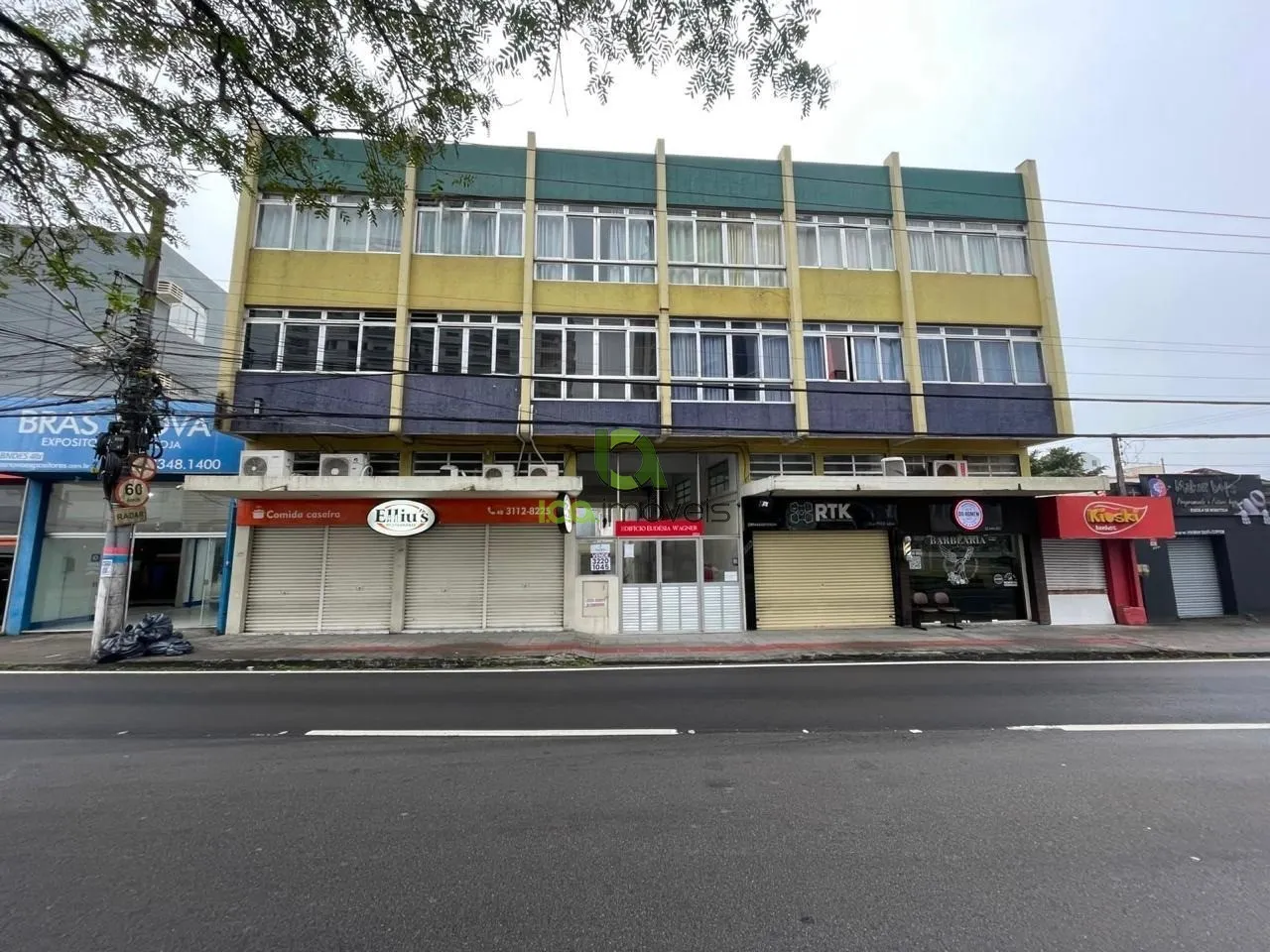 Apartamento de 2 quartos com 70 m² e piso de madeira
