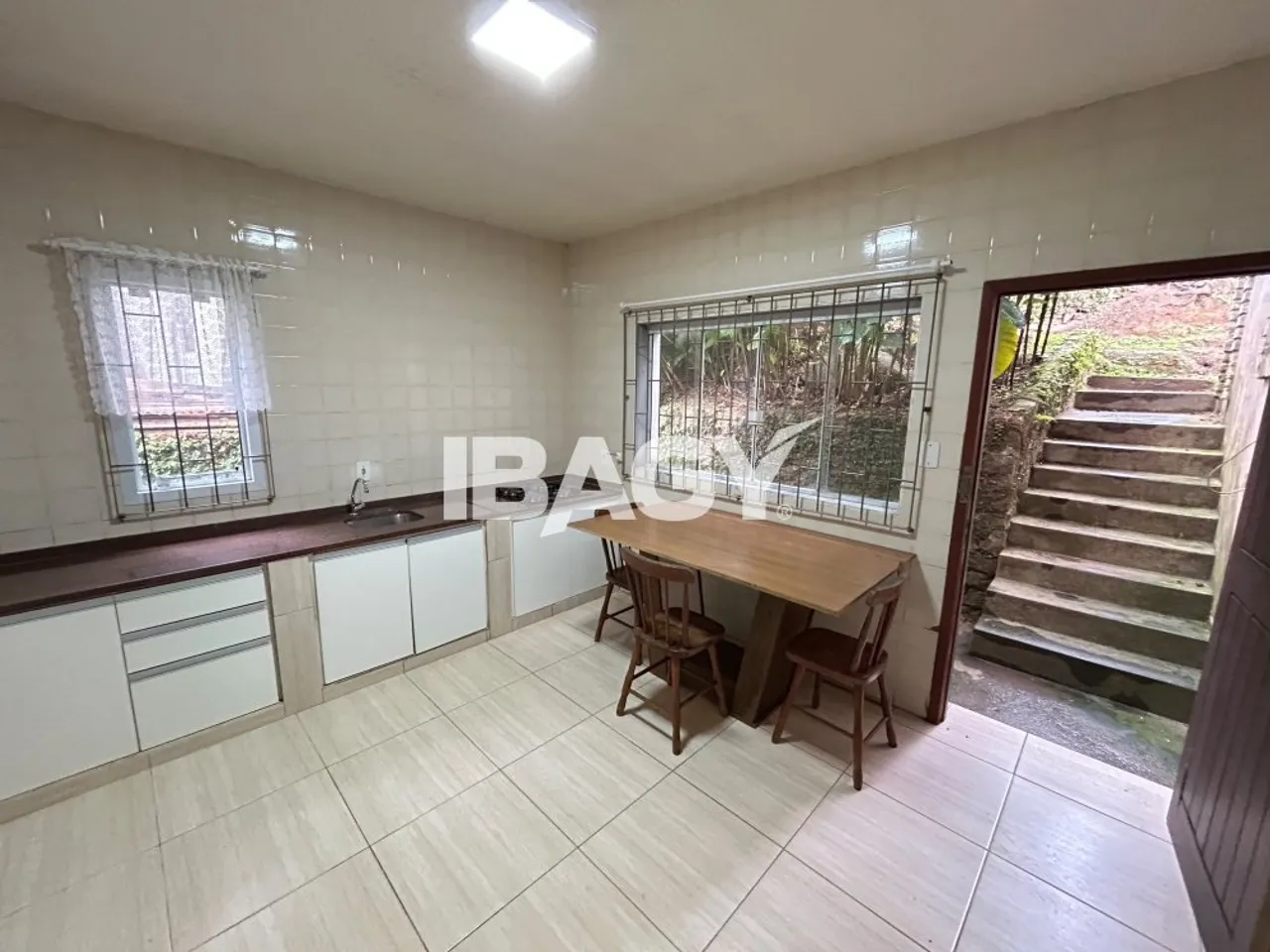 Casa amueblada con cocina cerrada y zona de lavandería — photo 3
