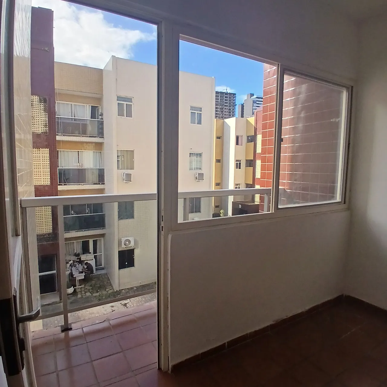 Unfurnished 3-bedroom apartment with a balcony — photo 12