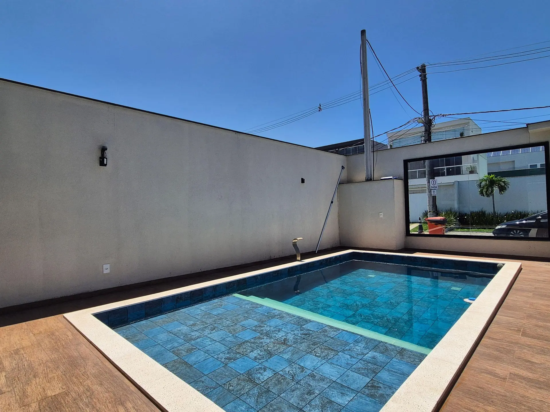 4-bedroom house with a glass-enclosed balcony — photo 47